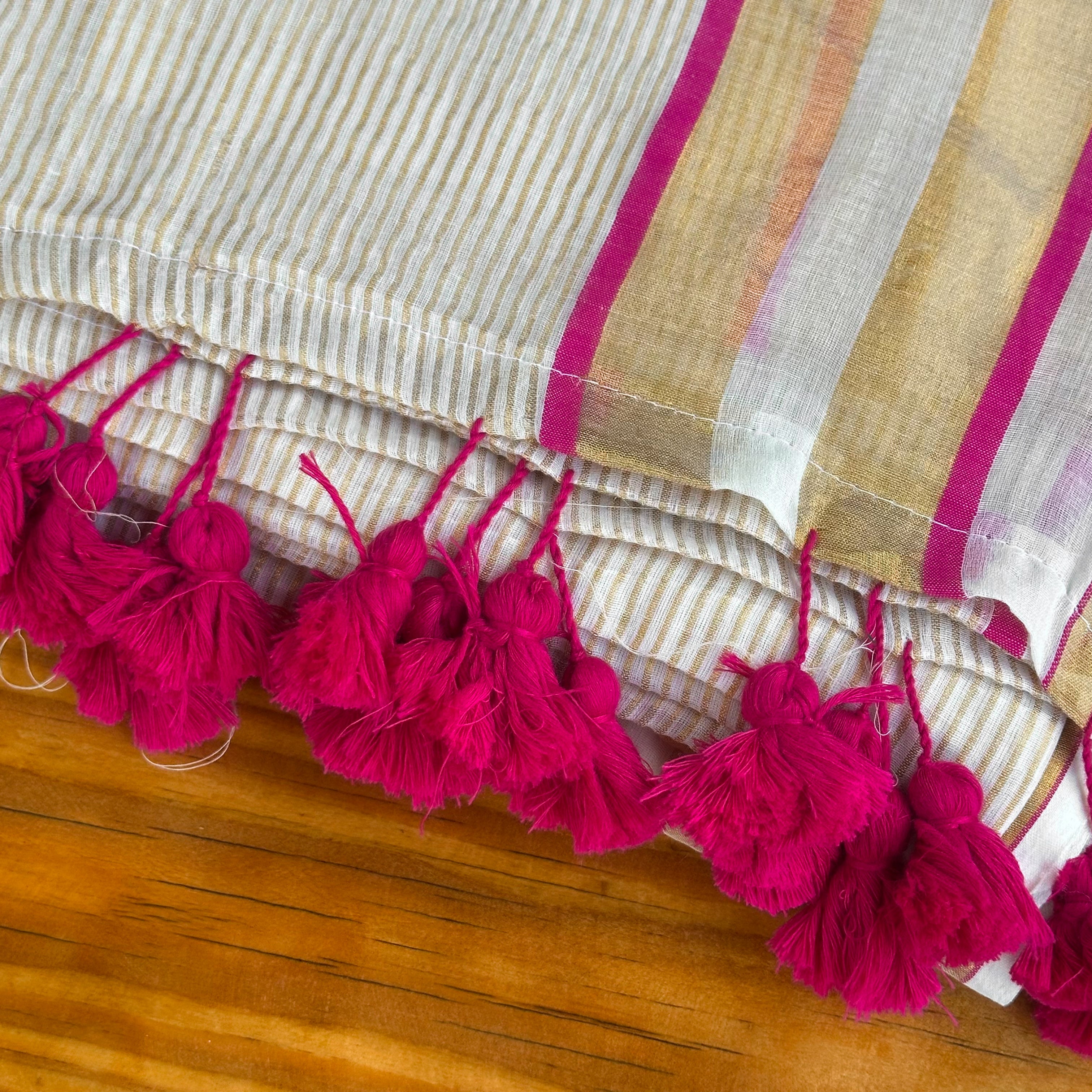 💗Ivory Linen Mulcotton Saree with Magenta Stripes & Tassel Pallu🤍