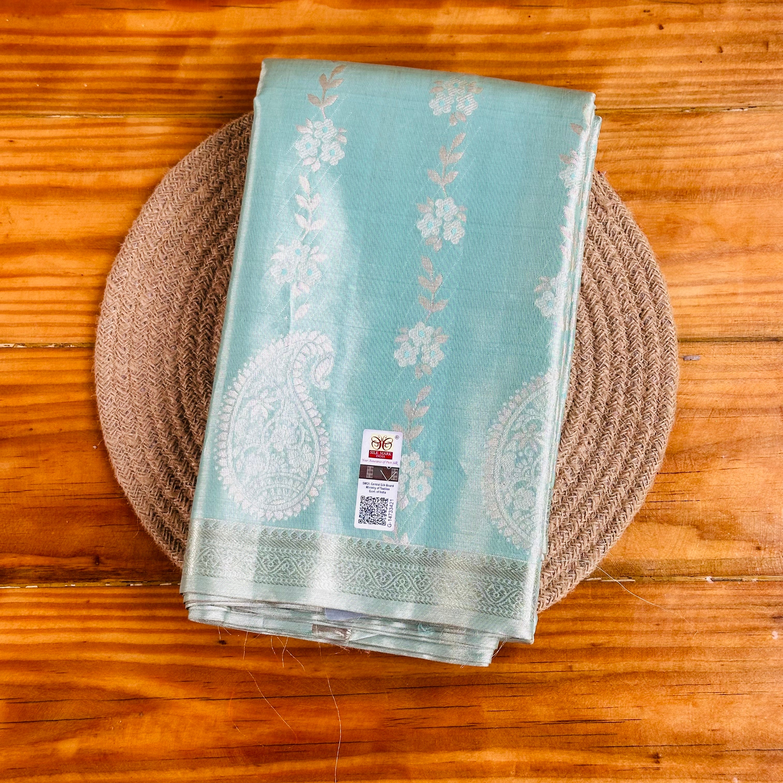 💚Mint Green Banarasi Silk Saree with White Zari Floral & Paisley Motifs💚🤍