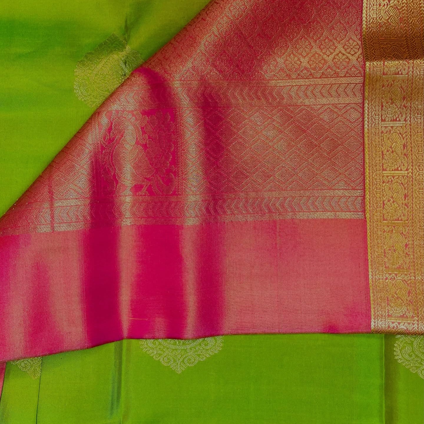 💚Parrot Green & Red Kanjivaram Silk Saree with Heavy Zari Border💚