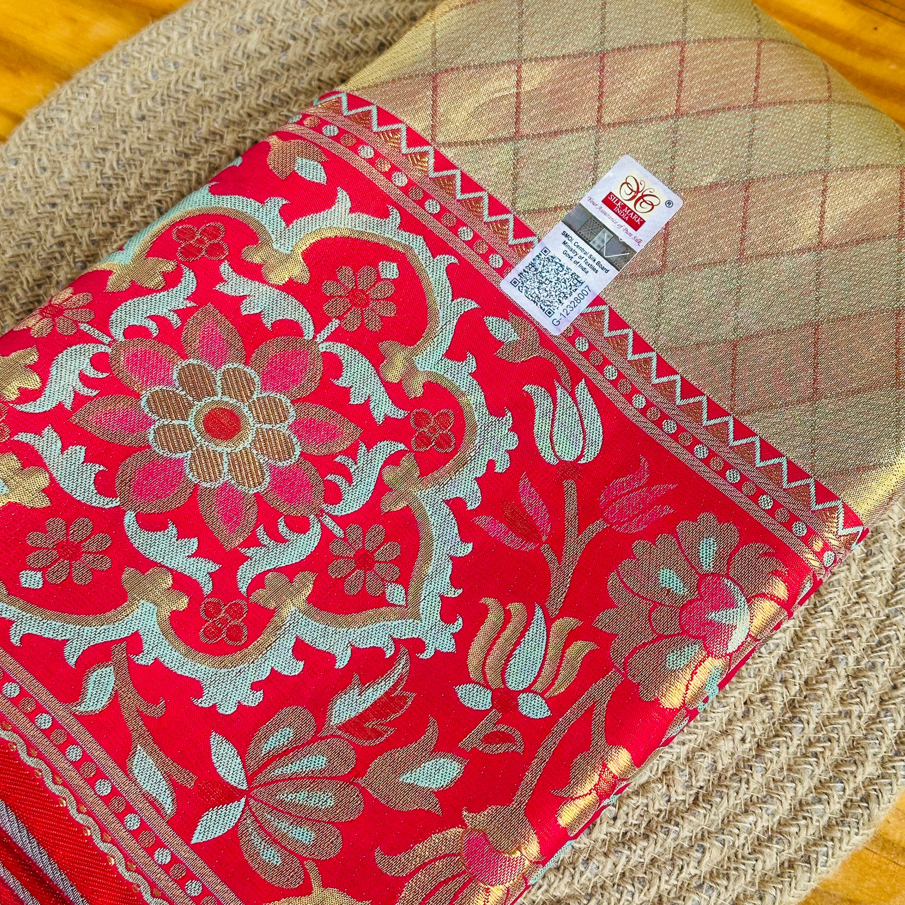 🩷Ivory & Hot Pink Banarasi Silk Saree with Meenakari Floral Pallu & Diamond Weave Body🩶