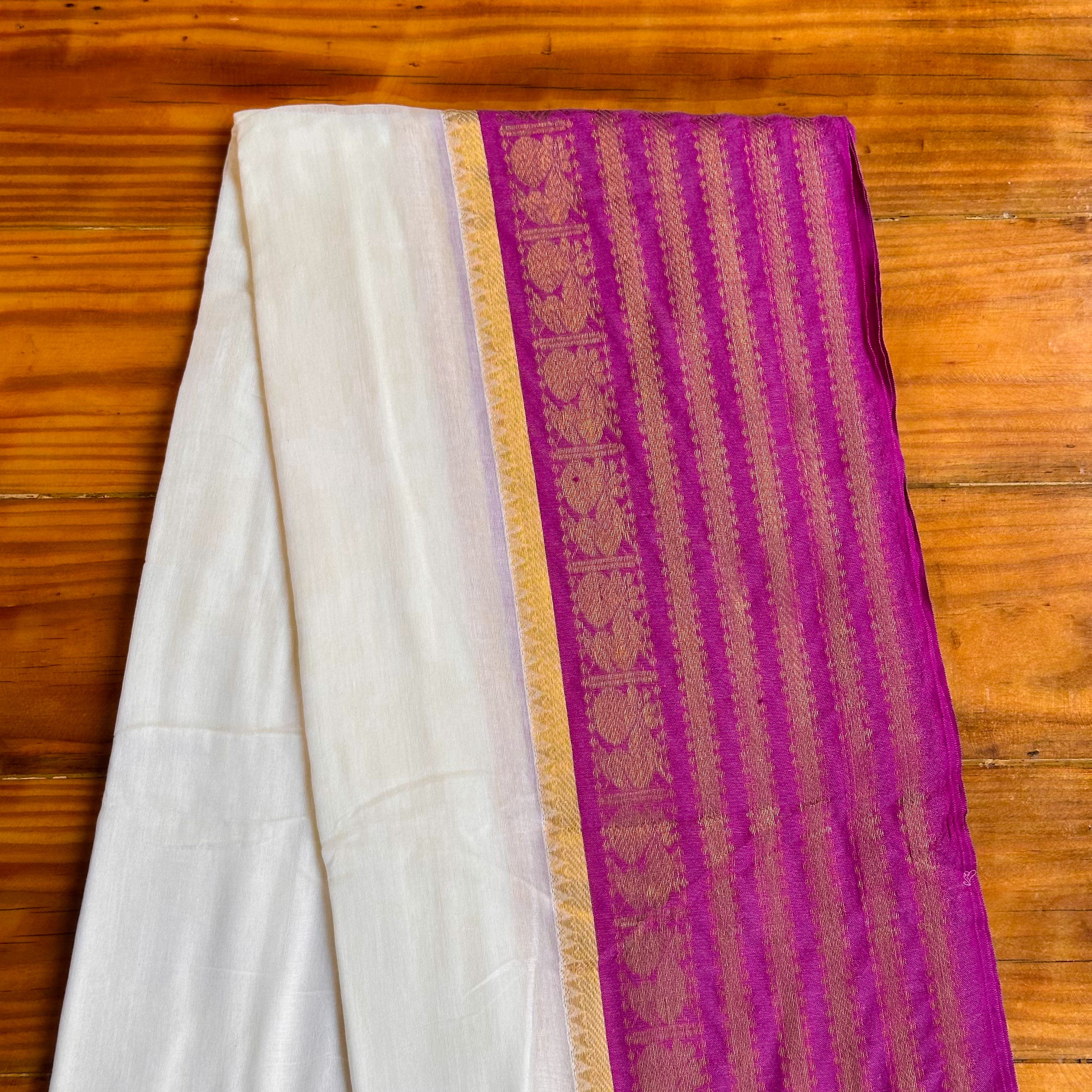 💗White MulCotton Saree with Magenta & Gold Zari Stripe Pallu & Fuchsia Tassel🤍