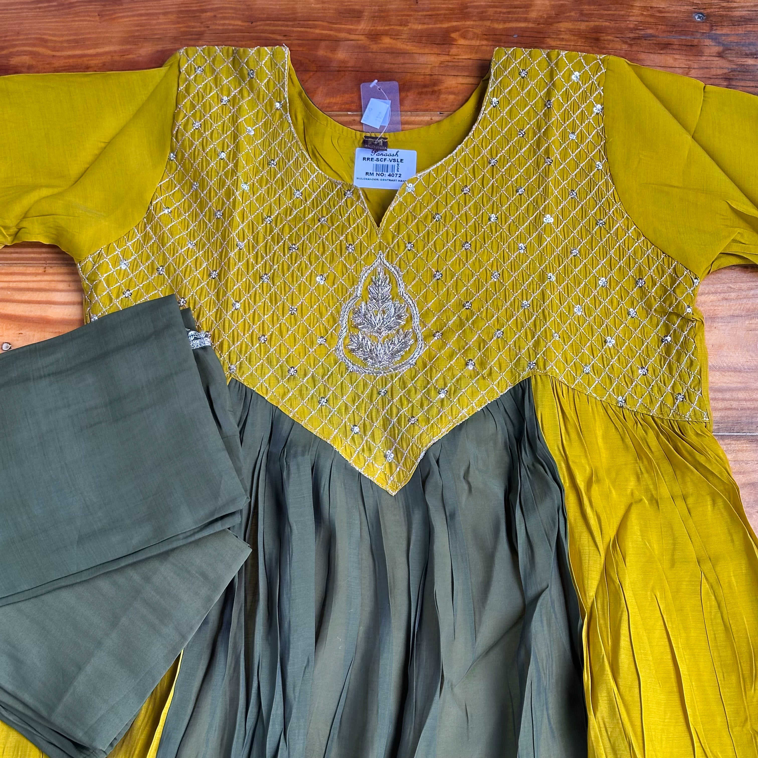 💛Chartreuse & Olive Green Mul Chanderi Contrast Anarkali Kurta Set with Zardozi Medallion💚