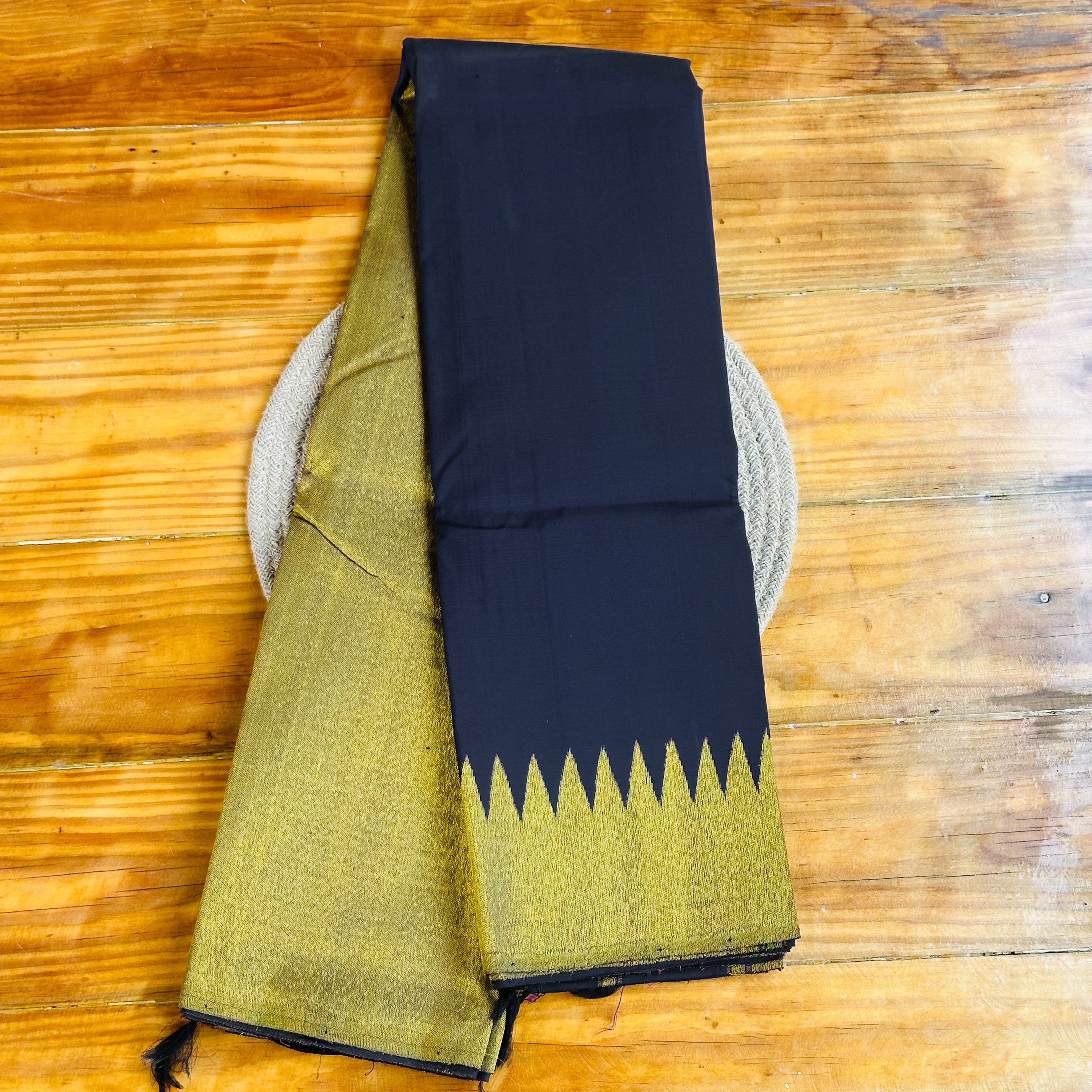 🖤Black & Olive Green Kanjivaram Silk Saree with Temple Border💛