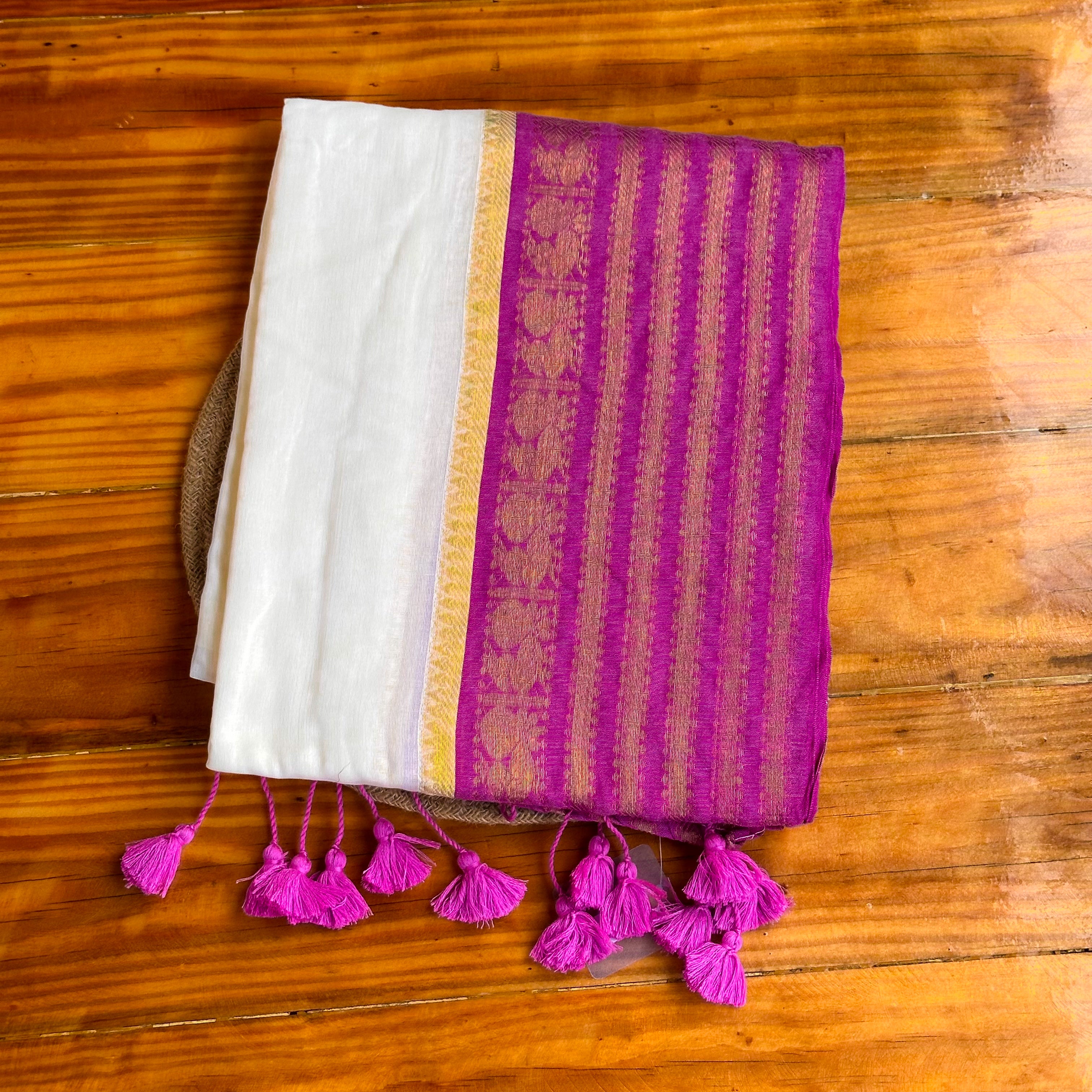 💗White MulCotton Saree with Magenta & Gold Zari Stripe Pallu & Fuchsia Tassel🤍