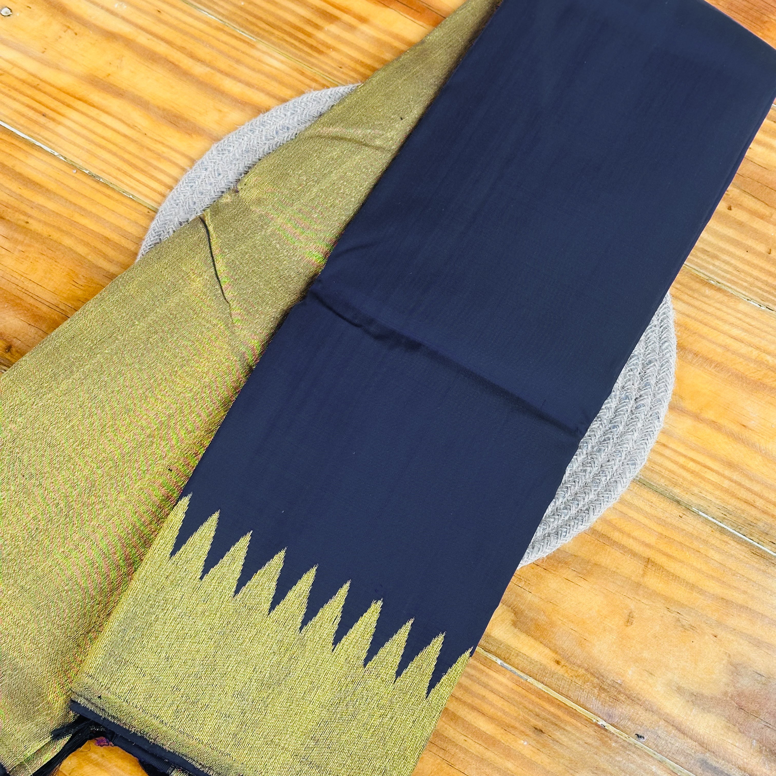 🖤Black & Olive Green Kanjivaram Silk Saree with Temple Border💛