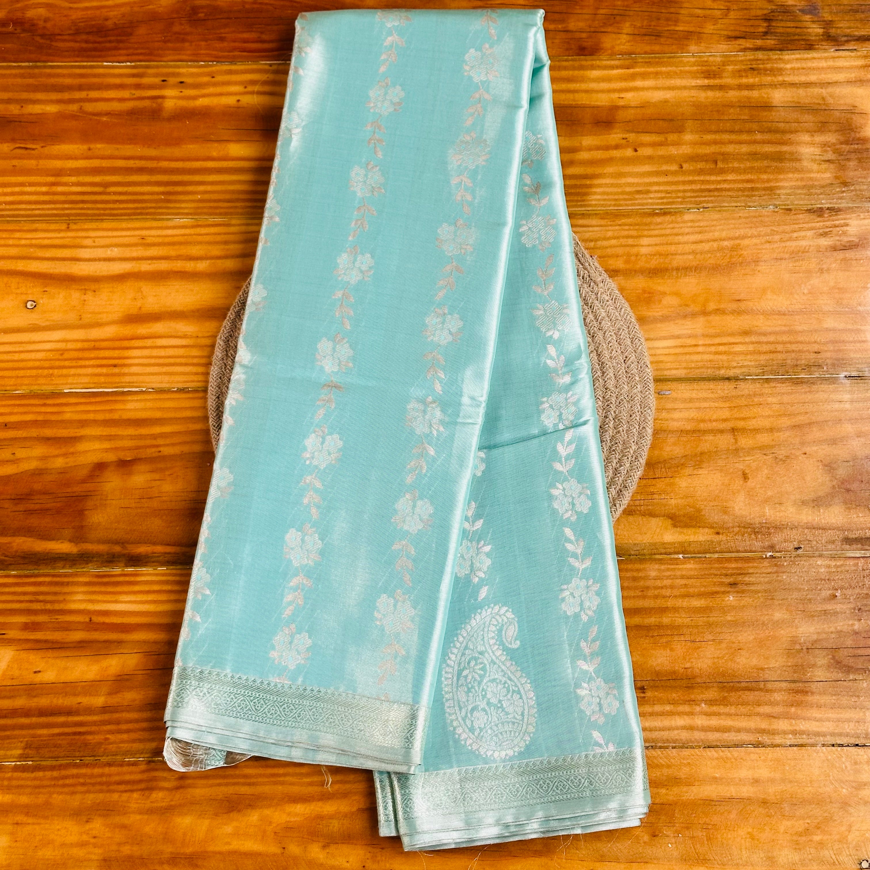 💚Mint Green Banarasi Silk Saree with White Zari Floral & Paisley Motifs💚🤍